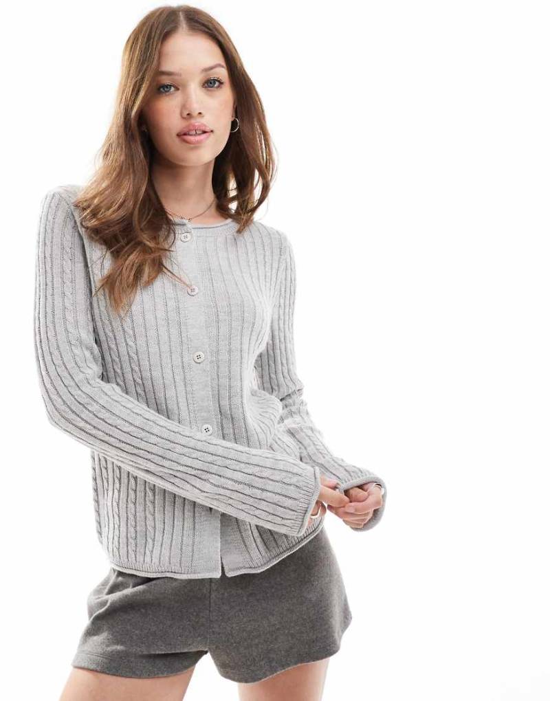 ASOS DESIGN - Gerippte Strickjacke in Grau mit Zopfmuster von ASOS DESIGN