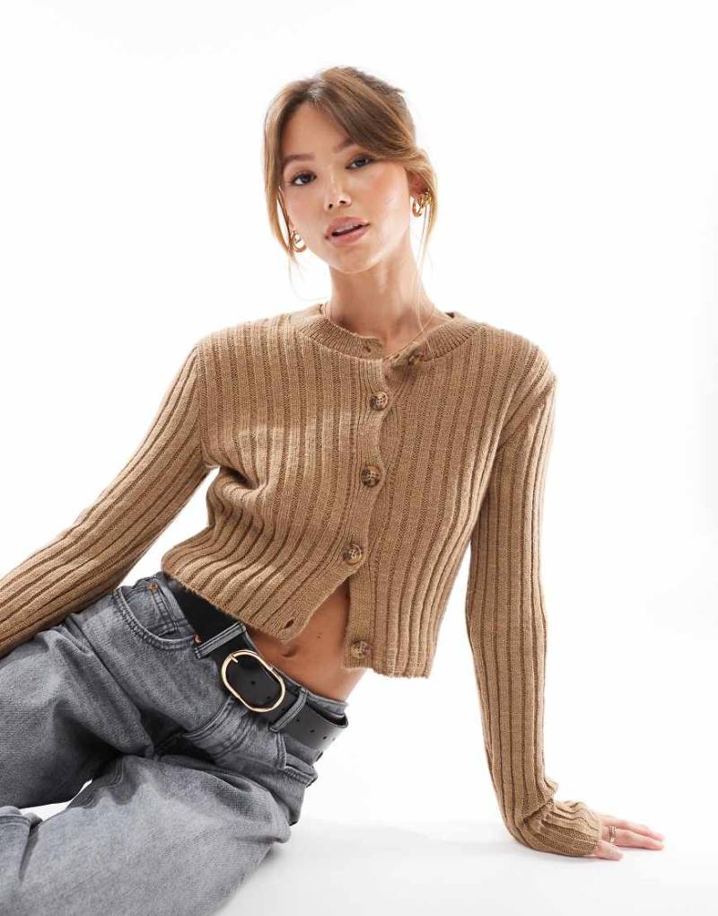 ASOS DESIGN - Gerippte Strickjacke in Mokka mit Rundhalsausschnitt-Neutral von ASOS DESIGN