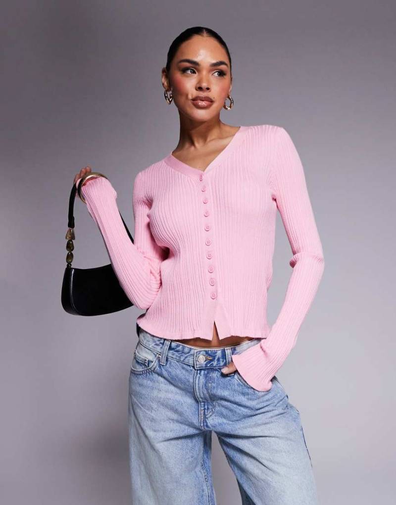 ASOS DESIGN - Gerippte Strickjacke in Rosa mit Knopfleiste, Rüschen und V-Ausschnitt, Kombiteil von ASOS DESIGN