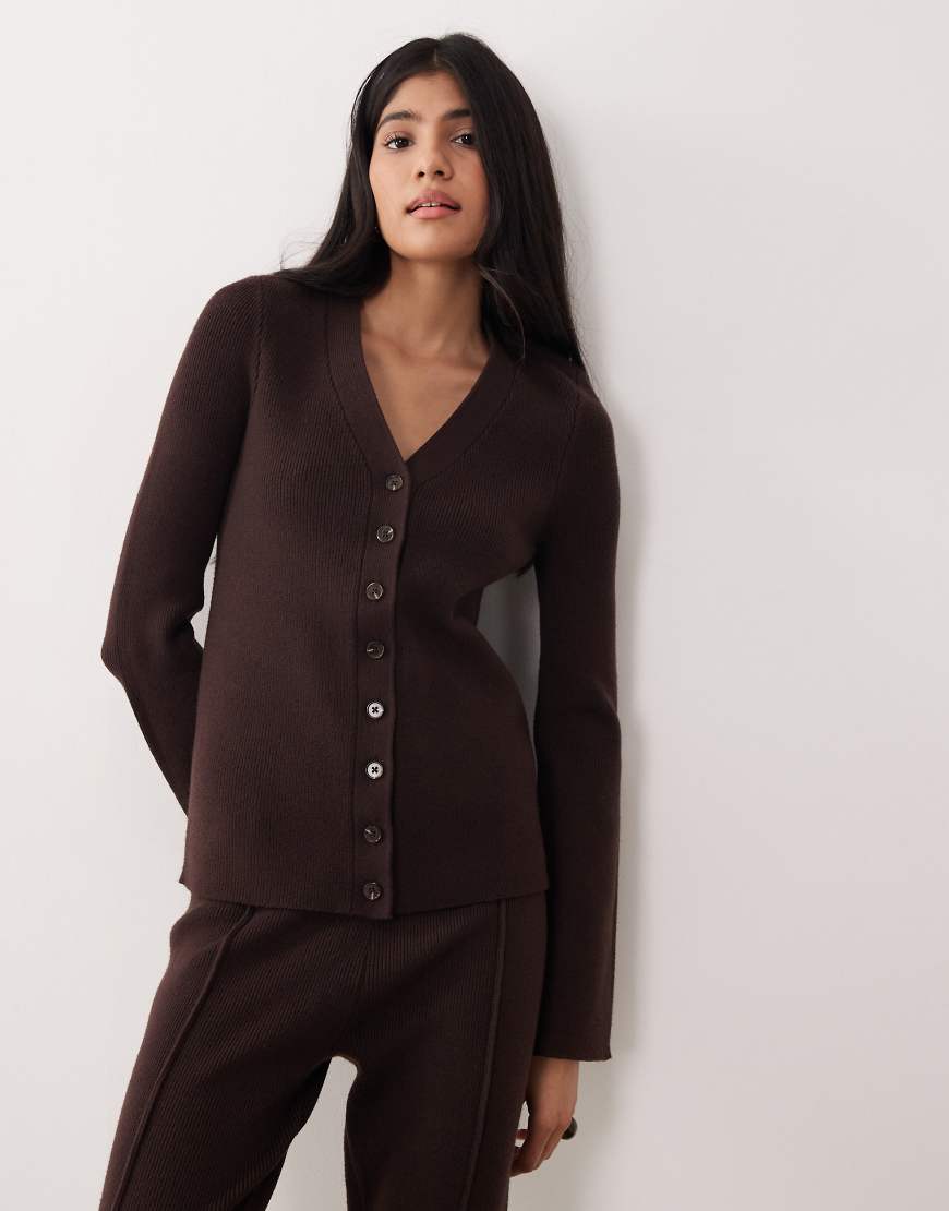 ASOS DESIGN - Gerippte Strickjacke in Schokobraun mit V-Ausschnitt, Kombiteil-Brown von ASOS DESIGN