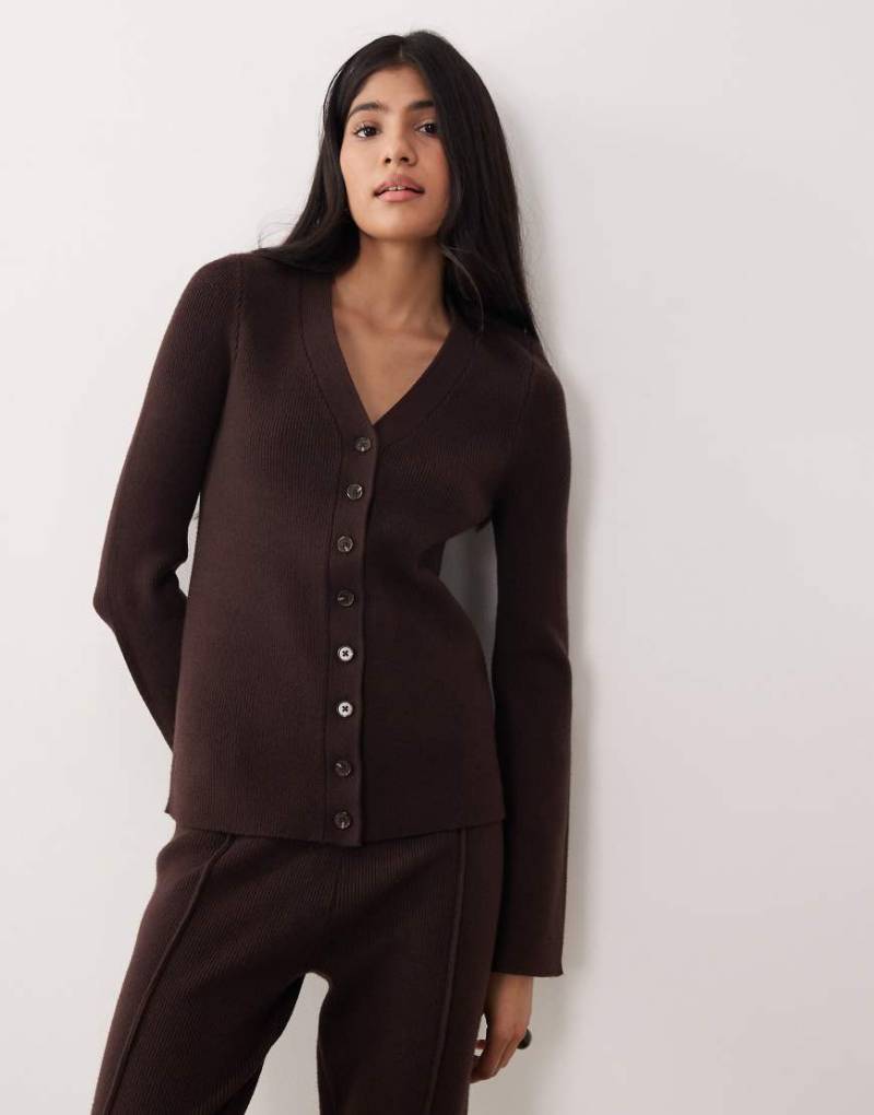 ASOS DESIGN - Gerippte Strickjacke in Schokobraun mit V-Ausschnitt, Kombiteil-Brown von ASOS DESIGN