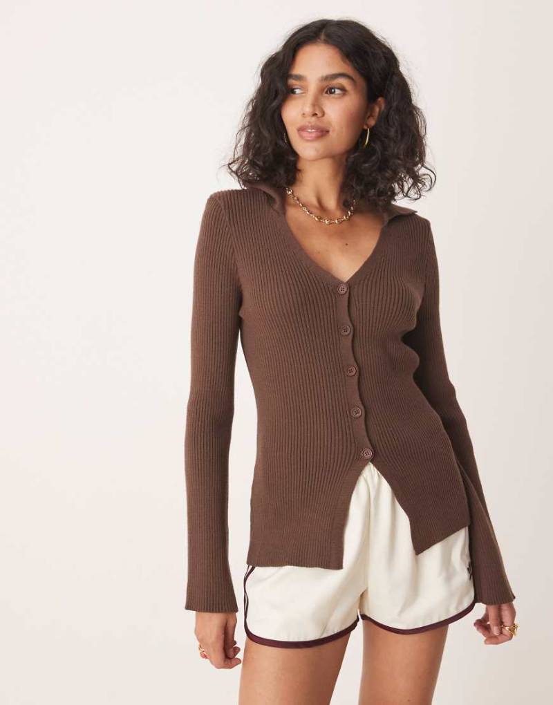 ASOS DESIGN - Gerippte Strickjacke in Schokobraun mit V-Ausschnitt und Kragen von ASOS DESIGN