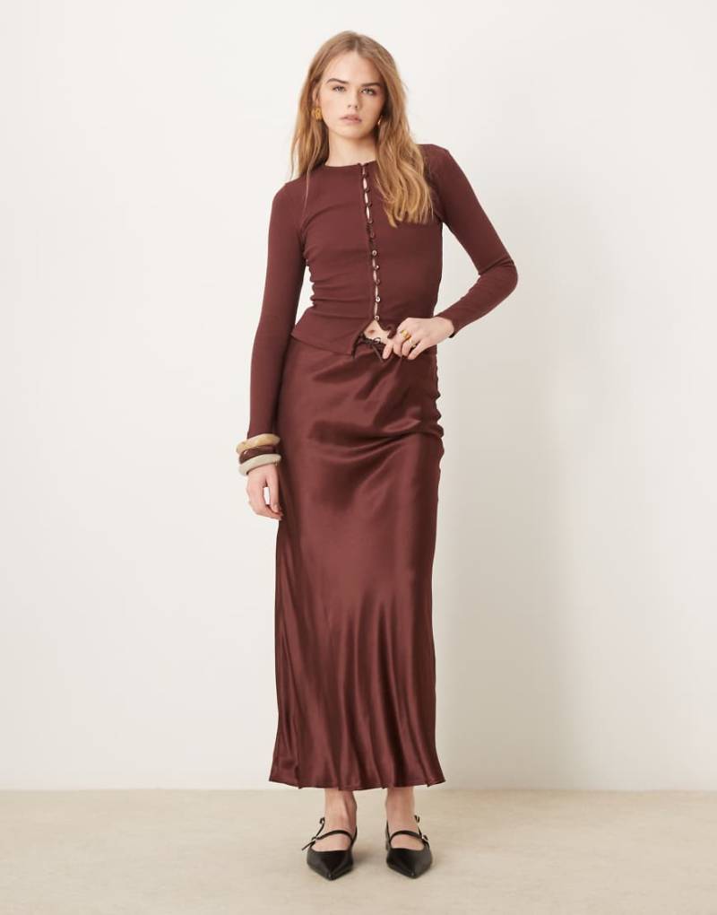 ASOS DESIGN - Gerippte Strickjacke in Schokobraun mit kurzem, knappem Schnitt von ASOS DESIGN