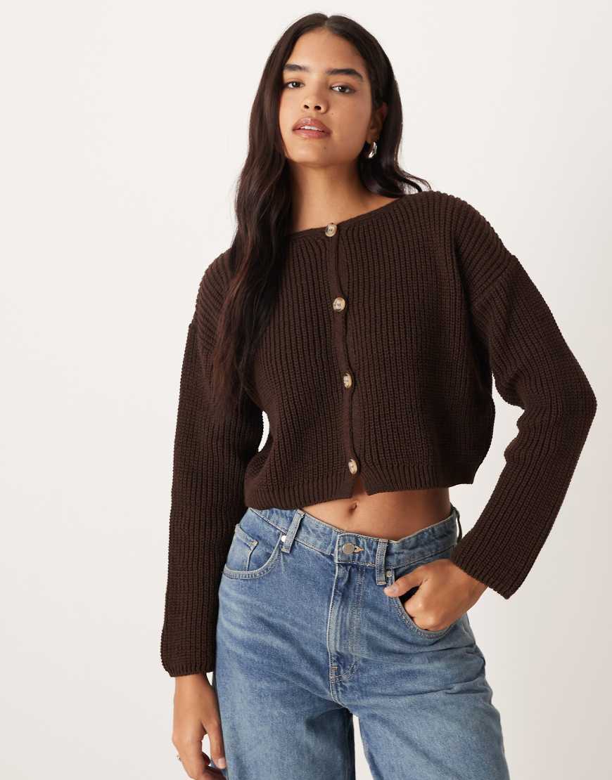 ASOS DESIGN - Gerippte Strickjacke in Schokoladenbraun mit Rundhalsausschnitt-Brown von ASOS DESIGN