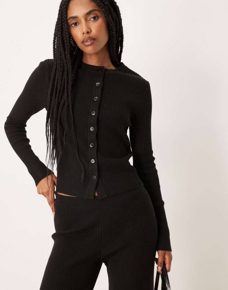 ASOS DESIGN - Gerippte Strickjacke in Schwarz, Kombiteil-Braun ASOS DESIGN - Gerippte Strickjacke in Schwarz, Kombiteil-Braun von ASOS DESIGN