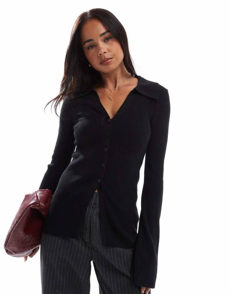 ASOS DESIGN - Gerippte Strickjacke in Schwarz mit V-Ausschnitt und Kragen von ASOS DESIGN