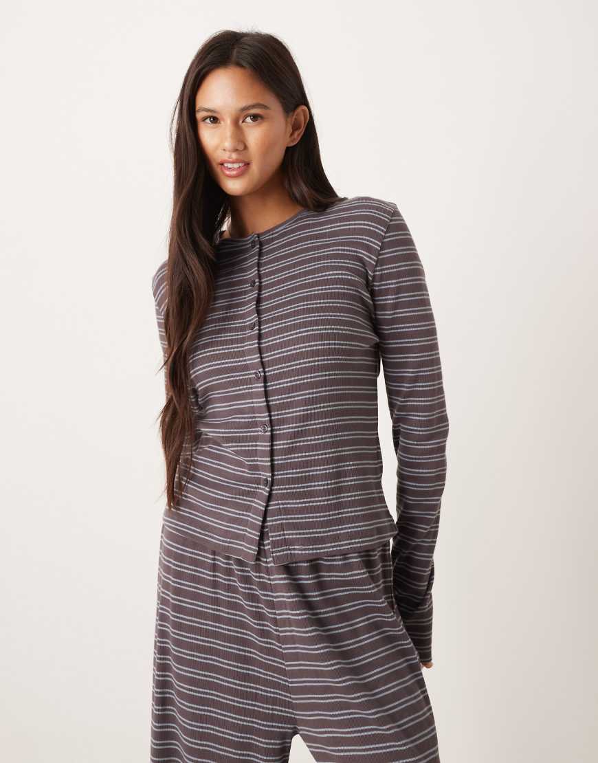 ASOS DESIGN - Gerippte Strickjacke mit Streifen in Grau und Blau ASOS DESIGN - Gerippte Strickjacke mit Streifen in Grau und Blau von ASOS DESIGN