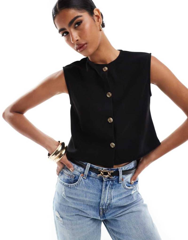 ASOS DESIGN - Gerippte Weste in Schwarz mit breiten Schultern und kurzem, kastigem Schnitt ASOS DESIGN - Gerippte Weste in Schwarz mit breiten Schultern und kurzem, kastigem Schnitt von ASOS DESIGN