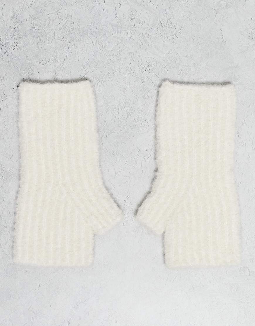 ASOS DESIGN - Gerippte fingerlose Handschuhe aus Bouclé in Weiß von ASOS DESIGN