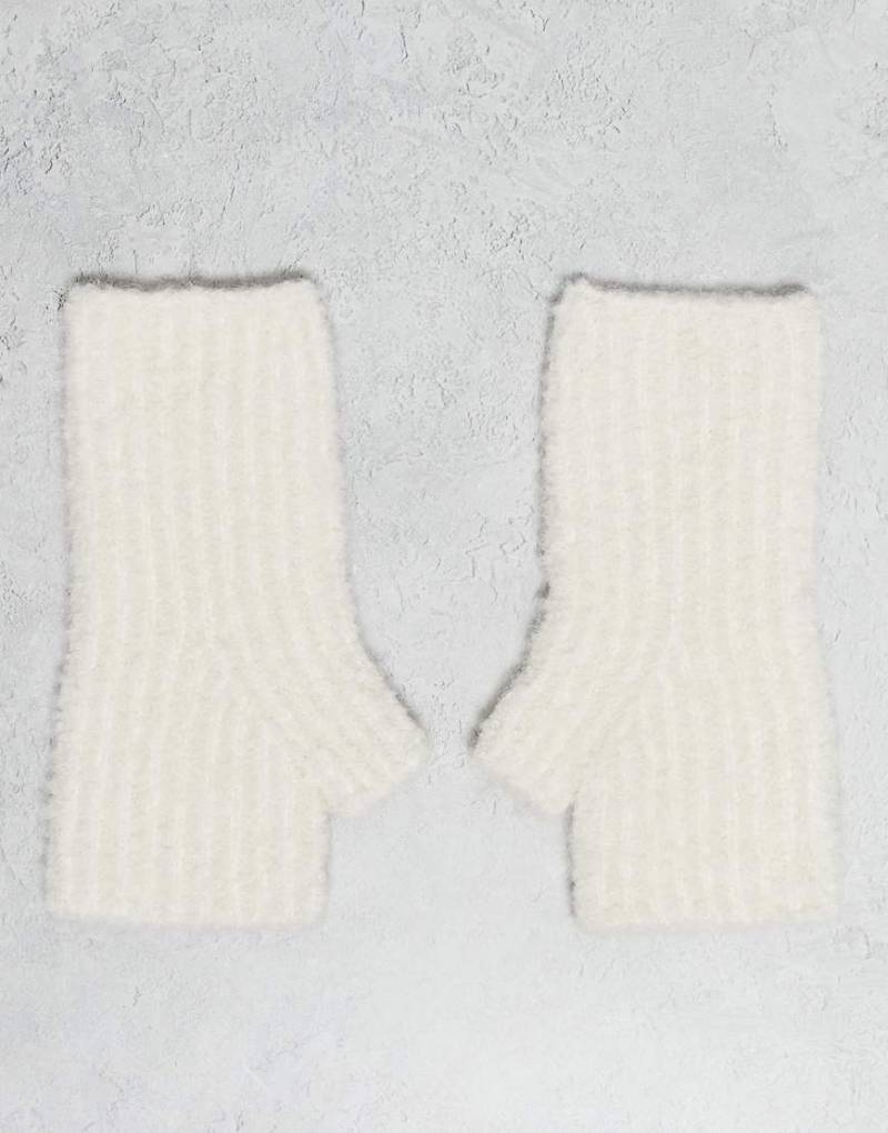 ASOS DESIGN - Gerippte fingerlose Handschuhe aus Bouclé in Weiß von ASOS DESIGN