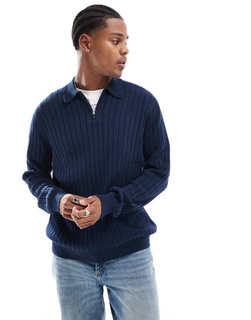 ASOS DESIGN - Gerippter, körperbetonter Basic-Strickpullover in Marineblau mit kurzem Reißverschluss von ASOS DESIGN