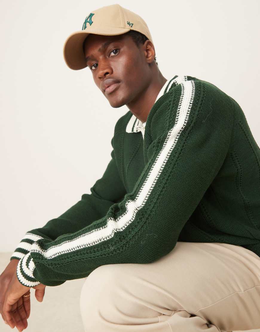 ASOS DESIGN - Gerippter, locker geschnittener Strickpullover in Dunkelgrün mit Polokragen, Zierstreifen und Nahtdetail ASOS DESIGN - Gerippter, locker geschnittener Strickpullover in Dunkelgrün mit Polokragen, Zierstreifen und Nahtdetail von ASOS DESIGN