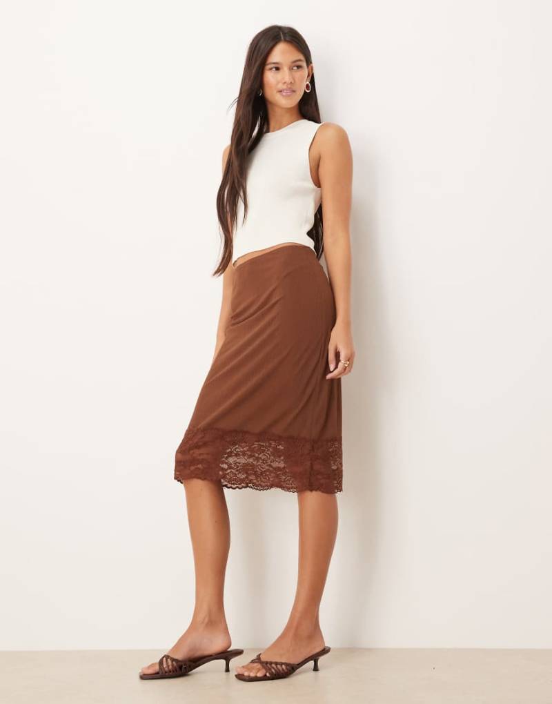 ASOS DESIGN - Gerippter, transparenter Rock aus luftigem Stoff in ungewöhnlicher Länge in Braun mit Spitzenborte-Brown von ASOS DESIGN
