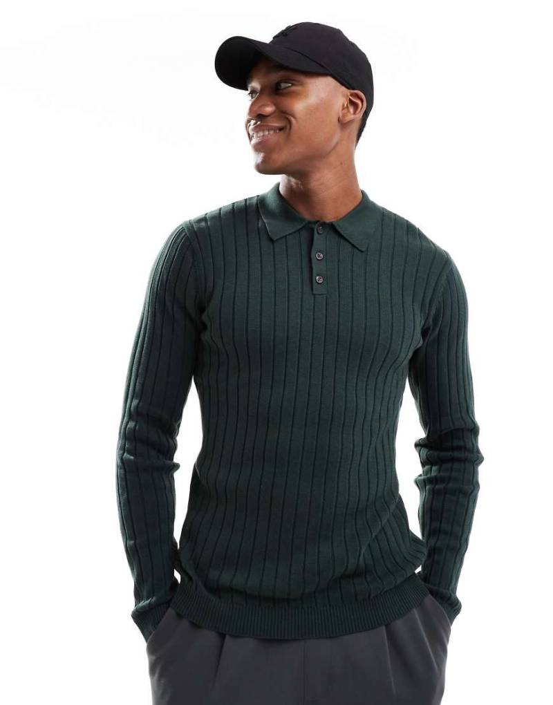ASOS DESIGN - Gerippter Basic-Strickpullover in Dunkelgrün mit Muskelschnitt und Polokragen von ASOS DESIGN