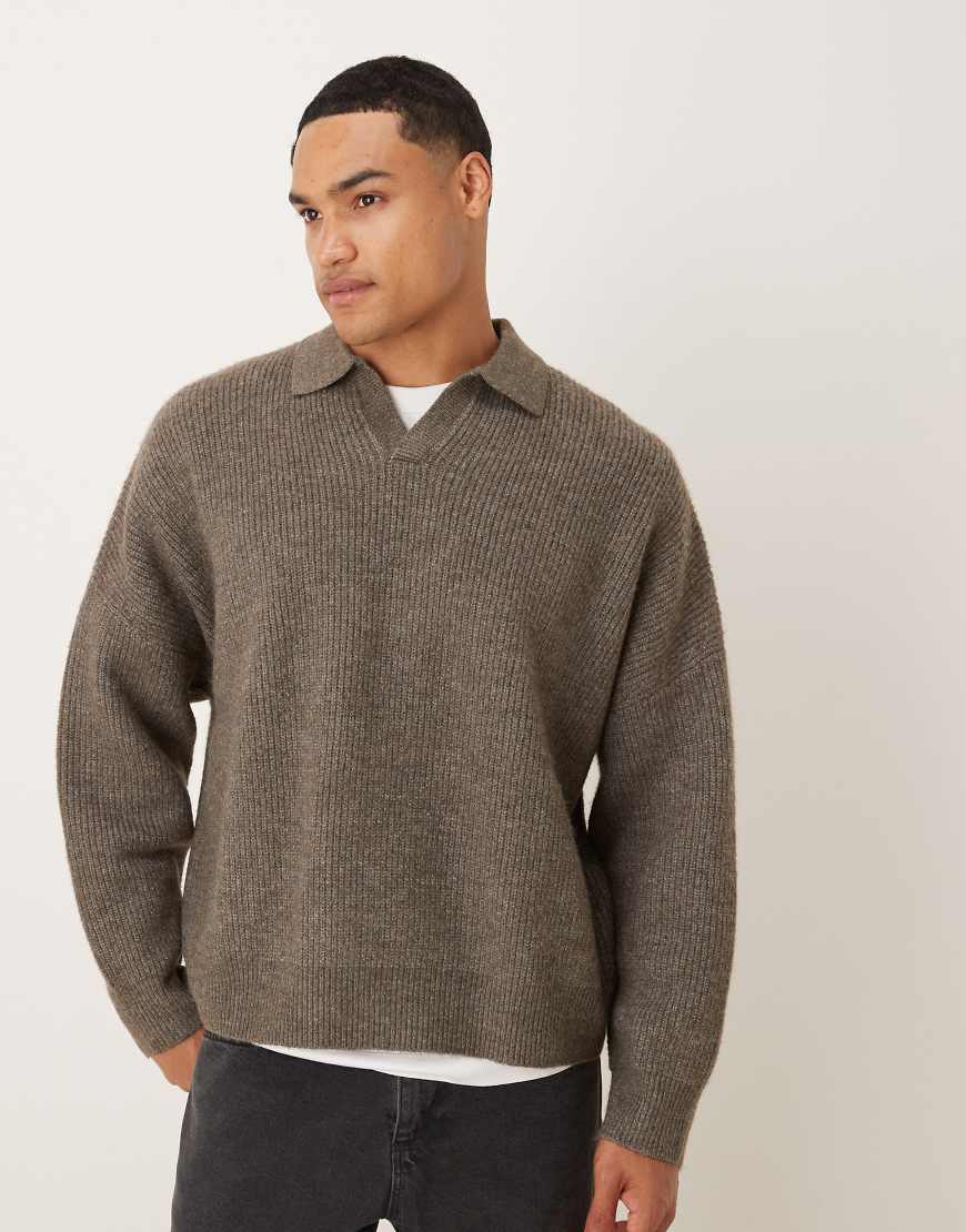 ASOS DESIGN - Gerippter Grobstrick-Pullover in Braun meliert mit extremer, kastiger Oversize-Passform und eingekerbtem Ausschnitt-Brown von ASOS DESIGN