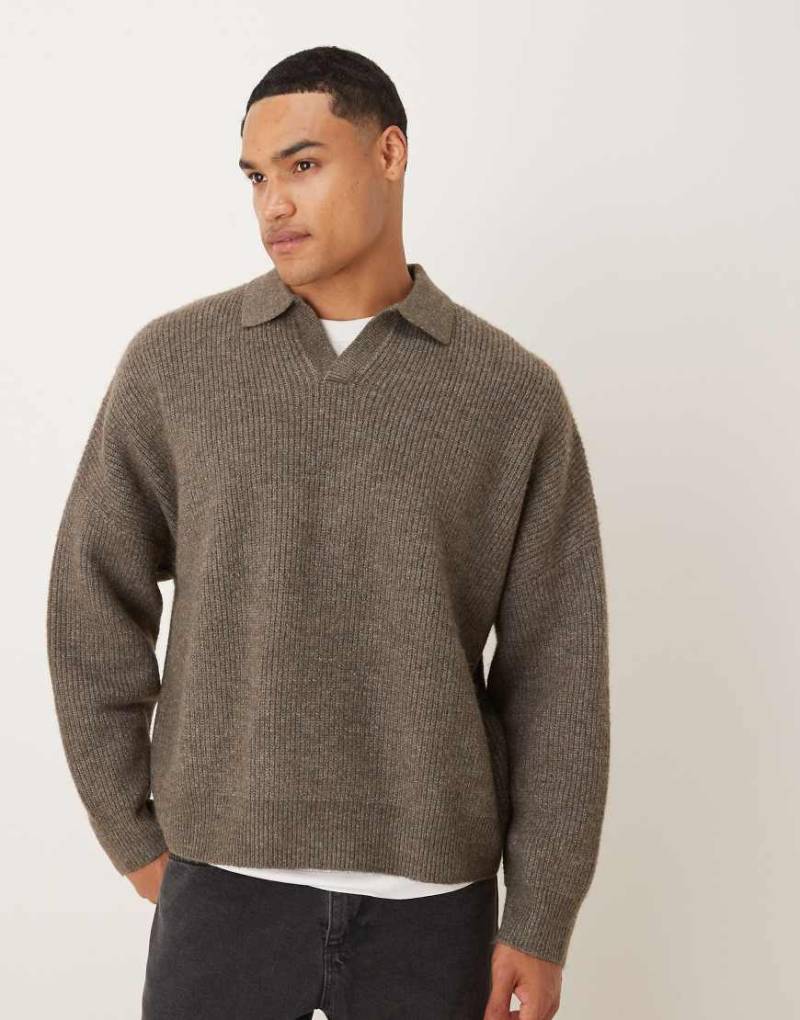 ASOS DESIGN - Gerippter Grobstrick-Pullover in Braun meliert mit extremer, kastiger Oversize-Passform und eingekerbtem Ausschnitt-Brown von ASOS DESIGN