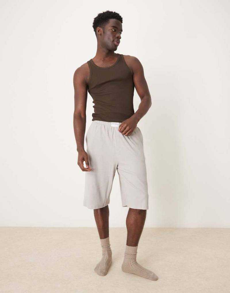 ASOS DESIGN - Gerippter Jort in Grau mit gesticktem Patch von ASOS DESIGN