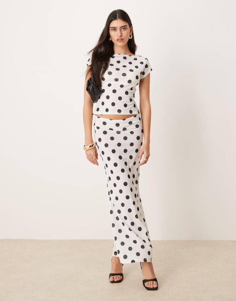 ASOS DESIGN - Gerippter Maxirock aus feinem Stoff in Ecru mit Punktemuster und tiefem Bund-Weiß von ASOS DESIGN