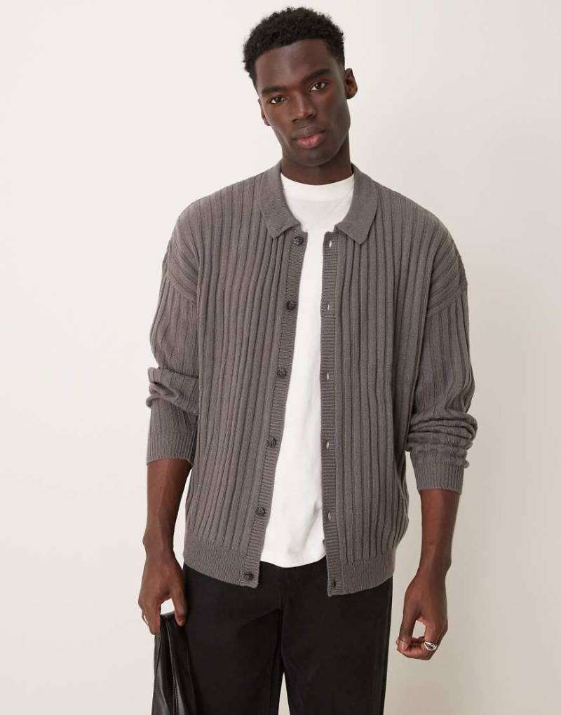 ASOS DESIGN - Gerippte Oversize-Strickjacke in Anthrazitgrau mit Kragen von ASOS DESIGN