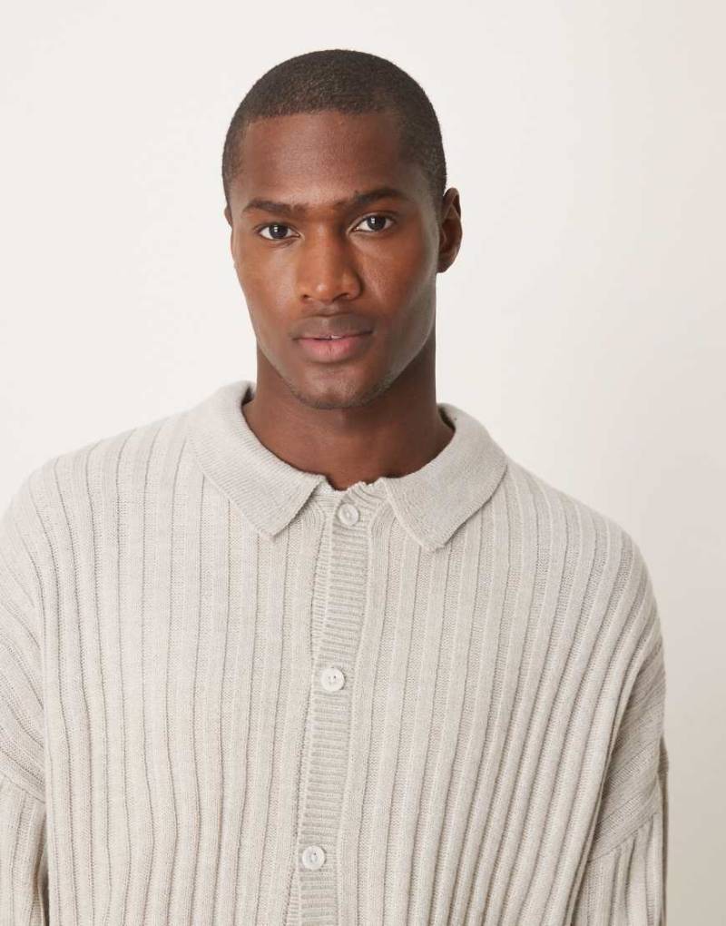 ASOS DESIGN - Gerippte Oversize-Strickjacke in Hellbeige meliert mit Kragen-Neutral von ASOS DESIGN