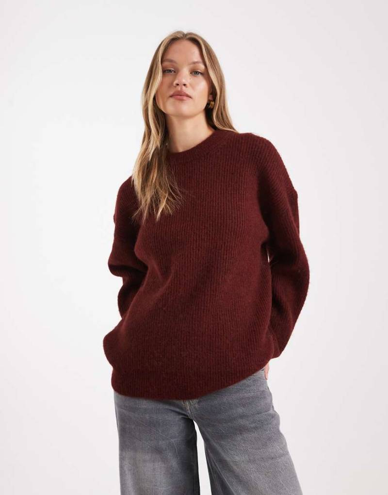 ASOS DESIGN - Gerippter Oversize-Pullover in Burgunderrot mit Rundhalsausschnitt und Cocoon-Ärmeln von ASOS DESIGN
