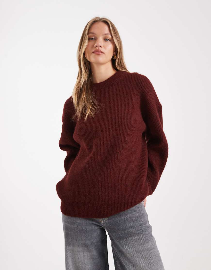 ASOS DESIGN - Gerippter Oversize-Pullover in Burgunderrot mit Rundhalsausschnitt und Cocoon-Ärmeln von ASOS DESIGN