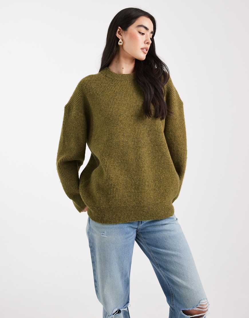 ASOS DESIGN - Gerippter Oversize-Pullover in Olivgrün mit Rundhalsausschnitt und Cocoon-Ärmeln von ASOS DESIGN