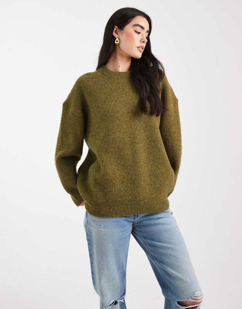 ASOS DESIGN - Gerippter Oversize-Pullover in Olivgrün mit Rundhalsausschnitt und Cocoon-Ärmeln von ASOS DESIGN