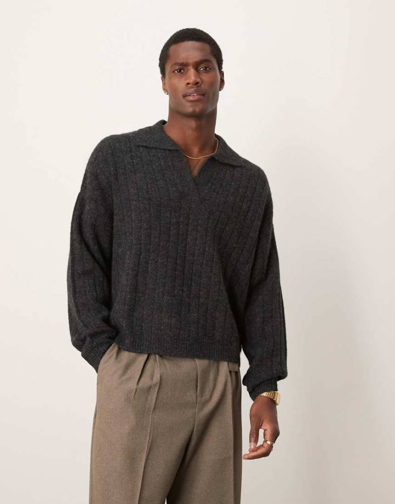 ASOS DESIGN - Gerippter Oversize-Strickpullover in Anthrazit meliert mit eingekerbtem Ausschnitt-Grau von ASOS DESIGN