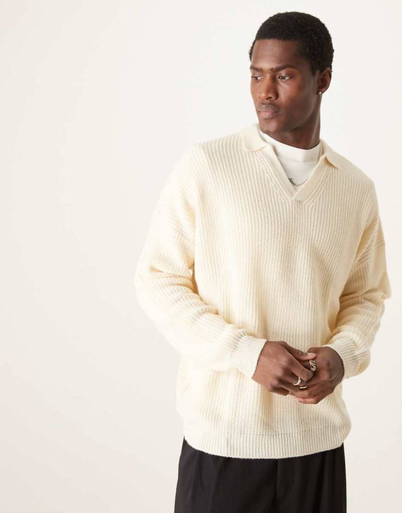 ASOS DESIGN - Gerippter Oversize-Strickpullover in Ecru mit eingekerbtem Ausschnitt-Neutral von ASOS DESIGN
