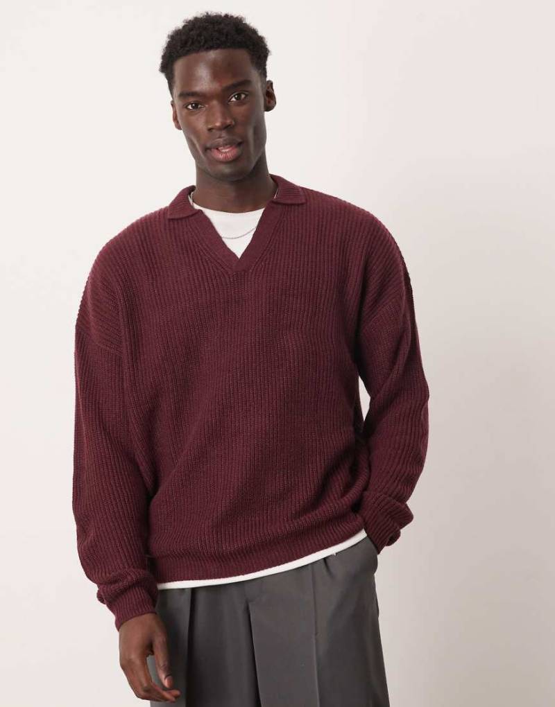 ASOS DESIGN - Gerippter Oversize-Strickpullover mit eingekerbtem Ausschnitt in Burgunderrot von ASOS DESIGN