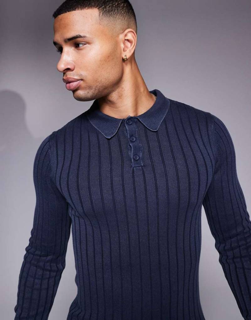ASOS DESIGN - Gerippter Polo-Strickpullover mit Muskelshirt-Passform in verwaschenem Marineblau von ASOS DESIGN