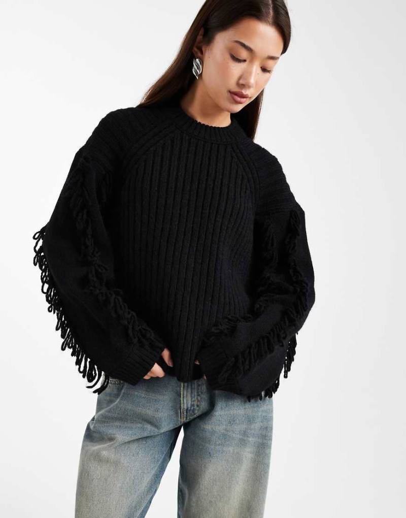 ASOS DESIGN - Gerippter Pullover in Schwarz mit Fransen an den Ärmeln von ASOS DESIGN
