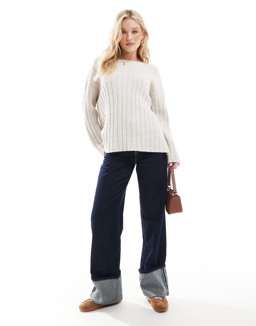 ASOS DESIGN - Gerippter Strickpullover in Cremeweiß mit U-Boot-Ausschnitt von ASOS DESIGN