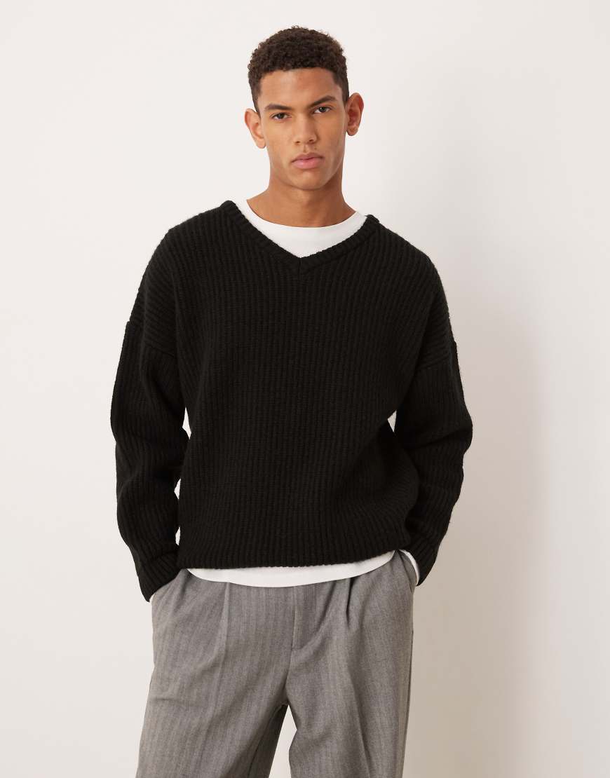 ASOS DESIGN - Gerippter Strickpullover in Schwarz mit Oversize-Passform und V-Ausschnitt von ASOS DESIGN