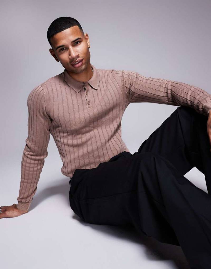 ASOS DESIGN - Gerippter Strickpullover mit Muskelshirt-Passform in Braun und Polokragen von ASOS DESIGN