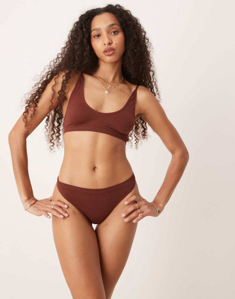 ASOS DESIGN - Gerippter String-Tanga in Schokoladenbraun von ASOS DESIGN