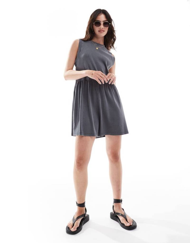 ASOS DESIGN - Gerippter Tanktop-Playsuit in verwaschenem Grau von ASOS DESIGN