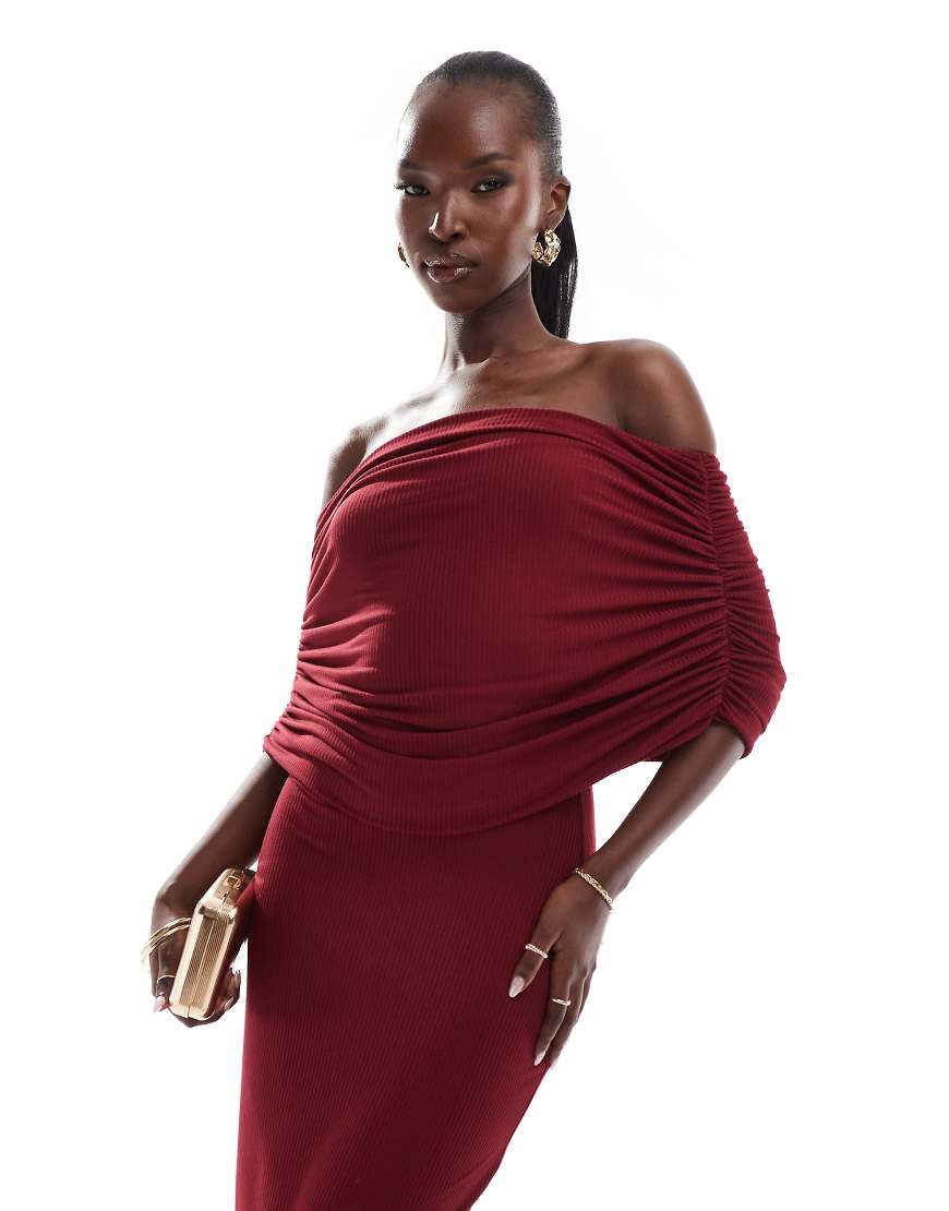 ASOS DESIGN - Geripptes, ärmelloses Maxikleid in Burgunderrot mit Carmen-Ausschnitt von ASOS DESIGN