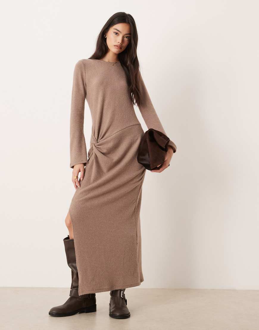 ASOS DESIGN - Geripptes, gemütliches Midikleid in Hellbraun mit verdrehtem Detail und langen Ärmeln-Brown von ASOS DESIGN
