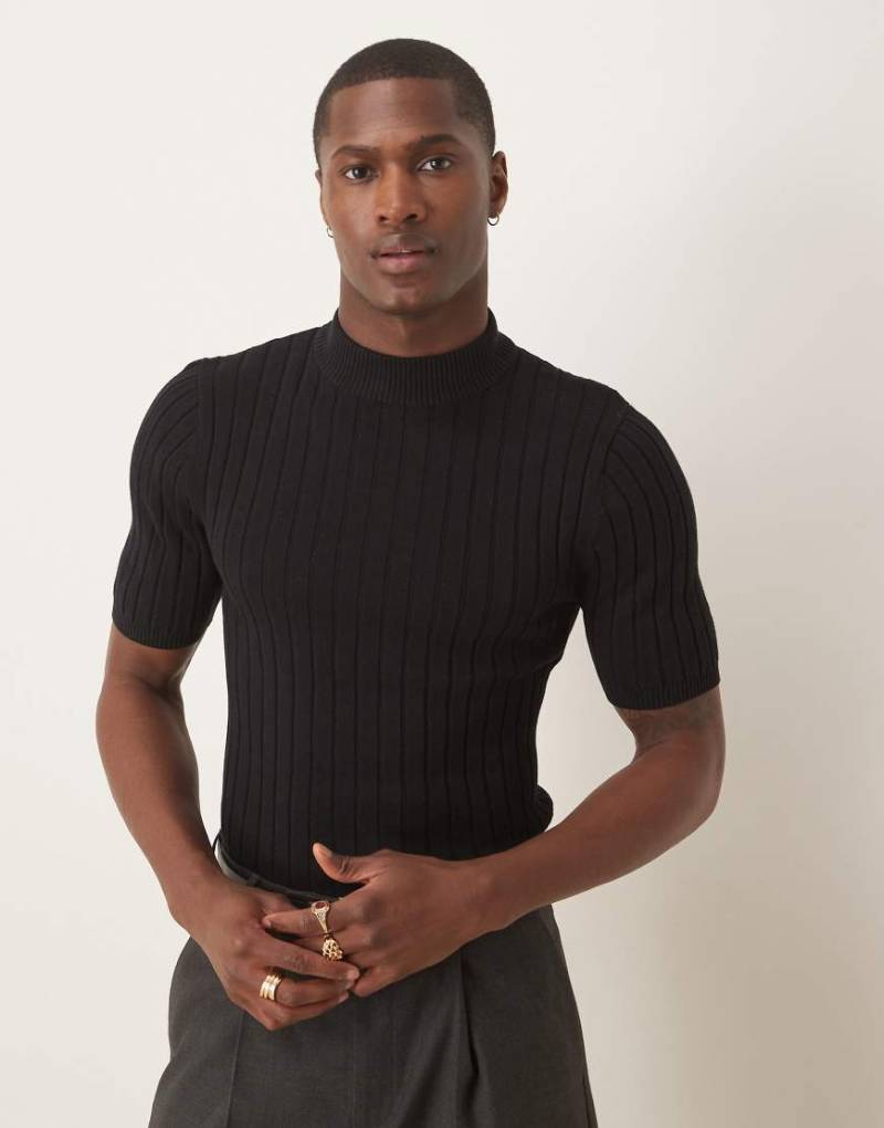 ASOS DESIGN - Geripptes, gestricktes Muskel-T-Shirt in Schwarz mit Stehkragen von ASOS DESIGN