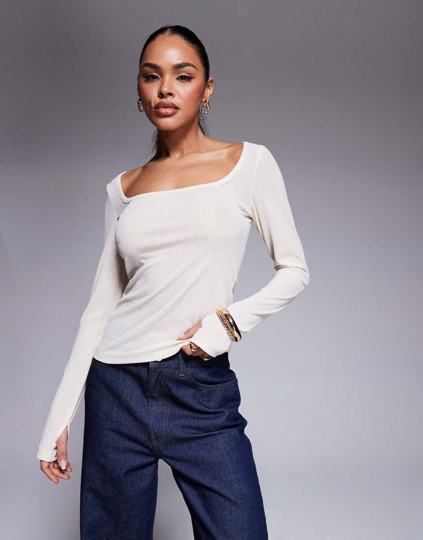 ASOS DESIGN - Geripptes, griffiges Oberteil in Ecru mit U-Ausschnitt und Daumenlöchern-Weiß von ASOS DESIGN