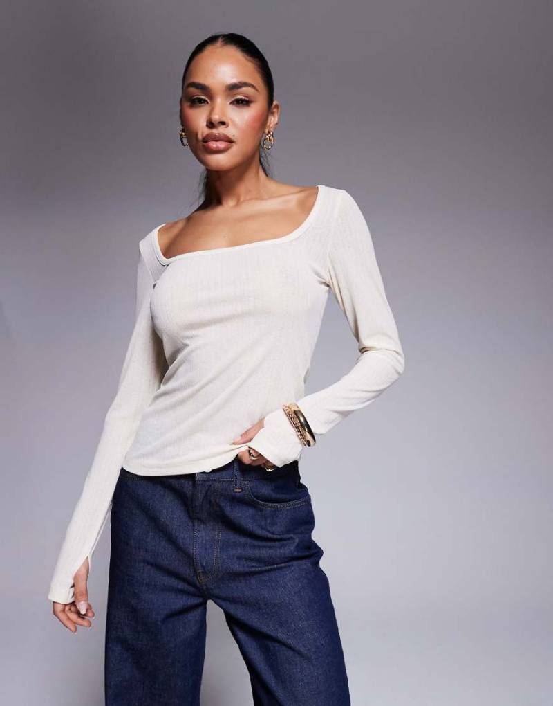 ASOS DESIGN - Geripptes, griffiges Oberteil in Ecru mit U-Ausschnitt und Daumenlöchern-Weiß von ASOS DESIGN