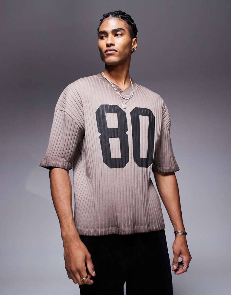 ASOS DESIGN - Geripptes, kastiges Oversize-T-Shirt in verwaschenem Braun mit überschnittener Schulter und Zahlen-Grafik von ASOS DESIGN