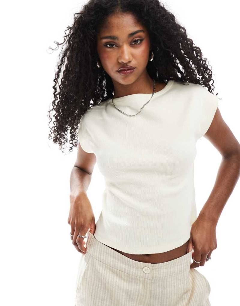 ASOS DESIGN - Geripptes, knapp geschnittenes T-Shirt in Buttermilchgelb mit U-Boot-Ausschnitt und breiter Einfassung von ASOS DESIGN