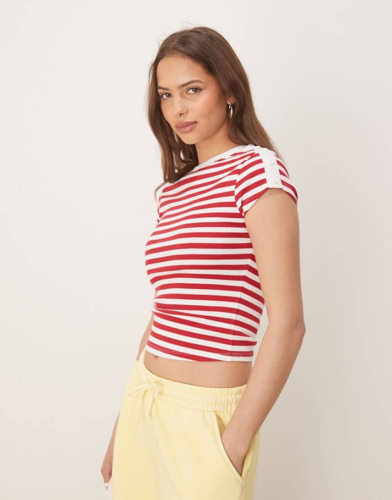 ASOS DESIGN - Geripptes, knapp geschnittenes T-Shirt in Rot und Cremeweiß mit Streifenmuster und Knopfdetail-Bunt von ASOS DESIGN
