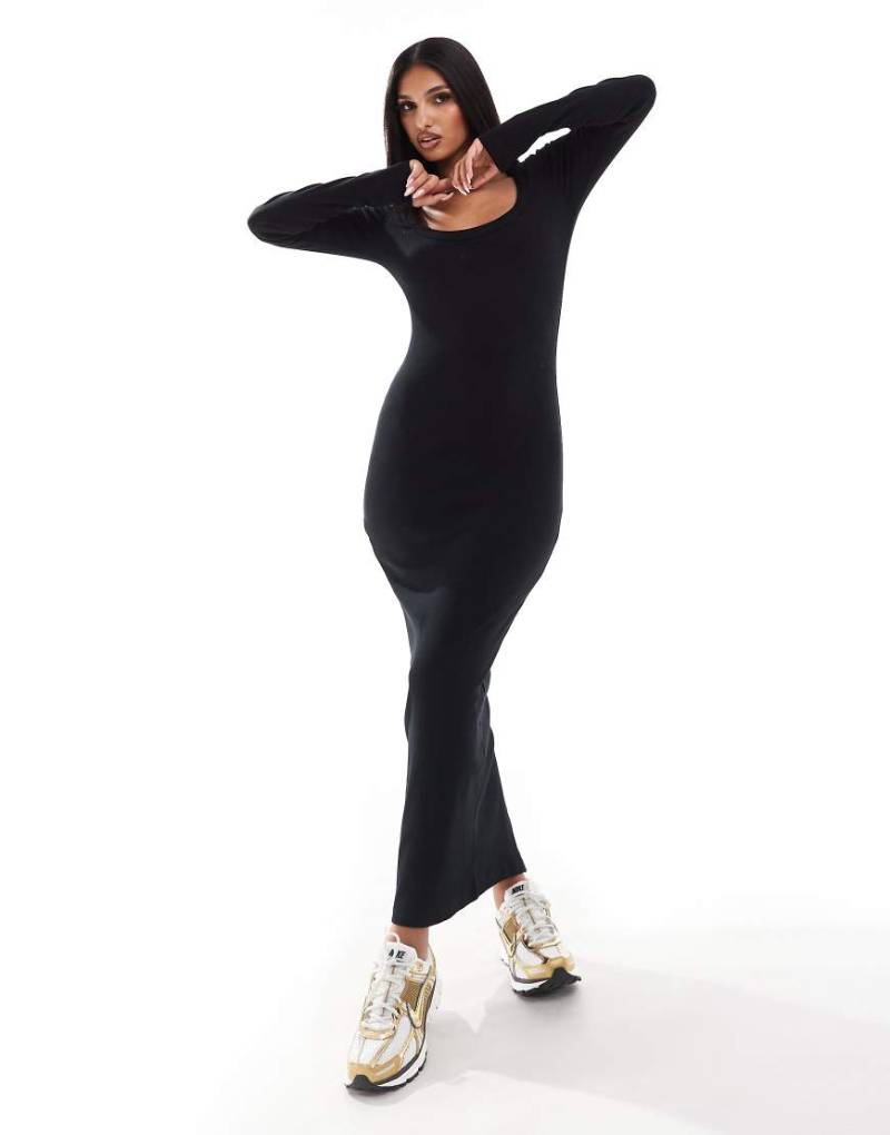 ASOS DESIGN - Geripptes, langärmliges Maxikleid in Schwarz mit U-Ausschnitt von ASOS DESIGN