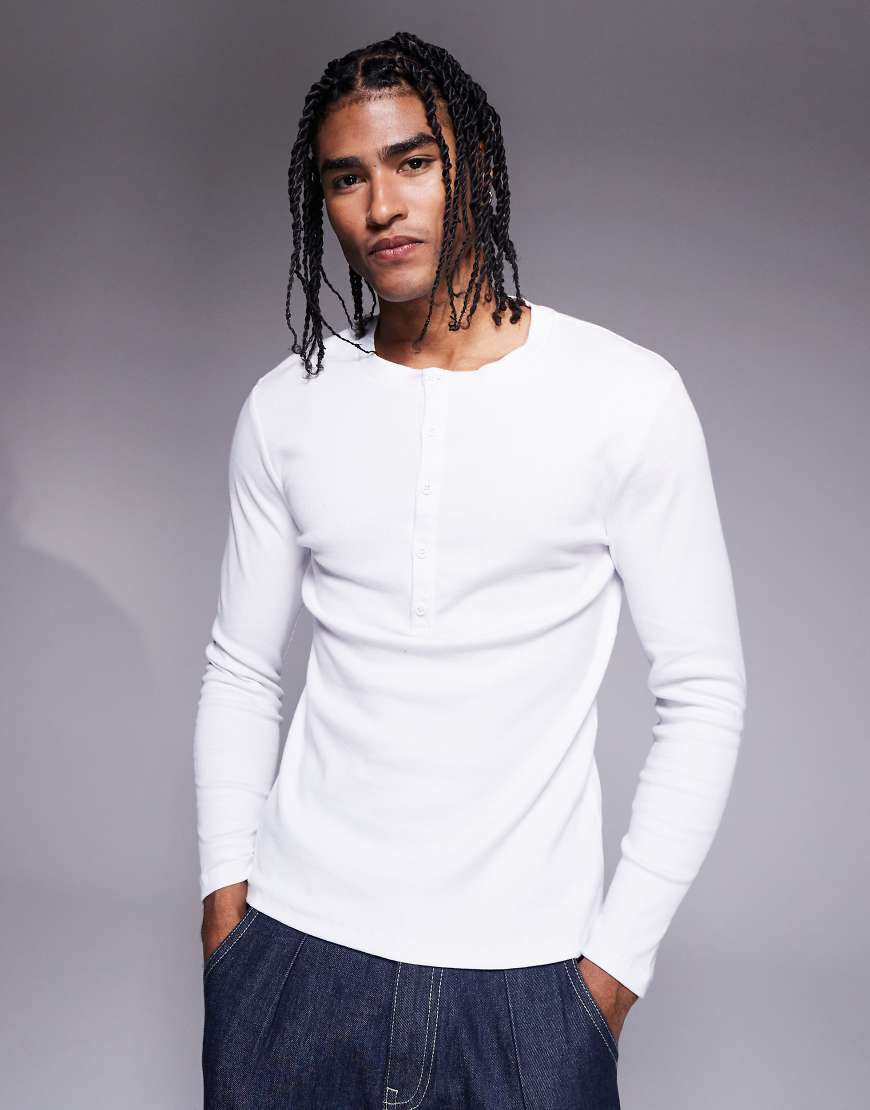 ASOS DESIGN - Geripptes, langärmliges Muskelshirt in Weiß mit Henley-Ausschnitt von ASOS DESIGN