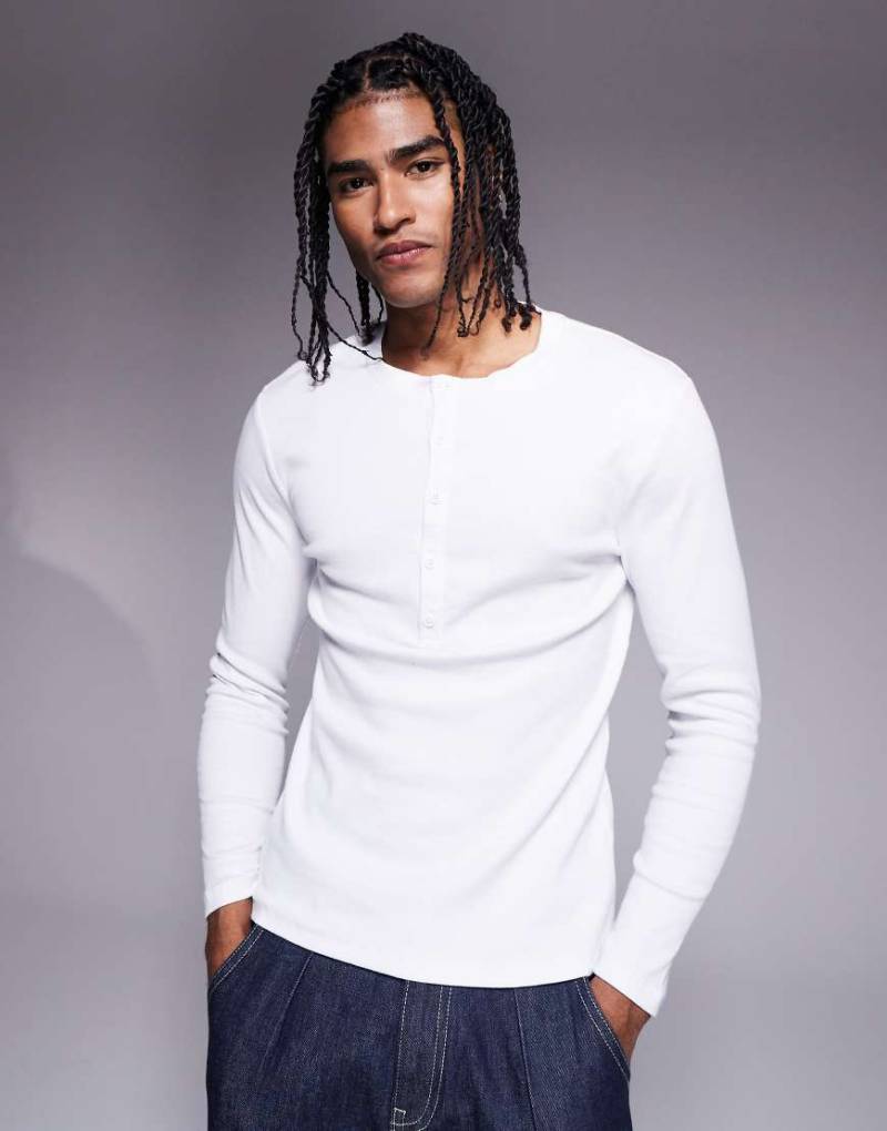 ASOS DESIGN - Geripptes, langärmliges Muskelshirt in Weiß mit Henley-Ausschnitt von ASOS DESIGN