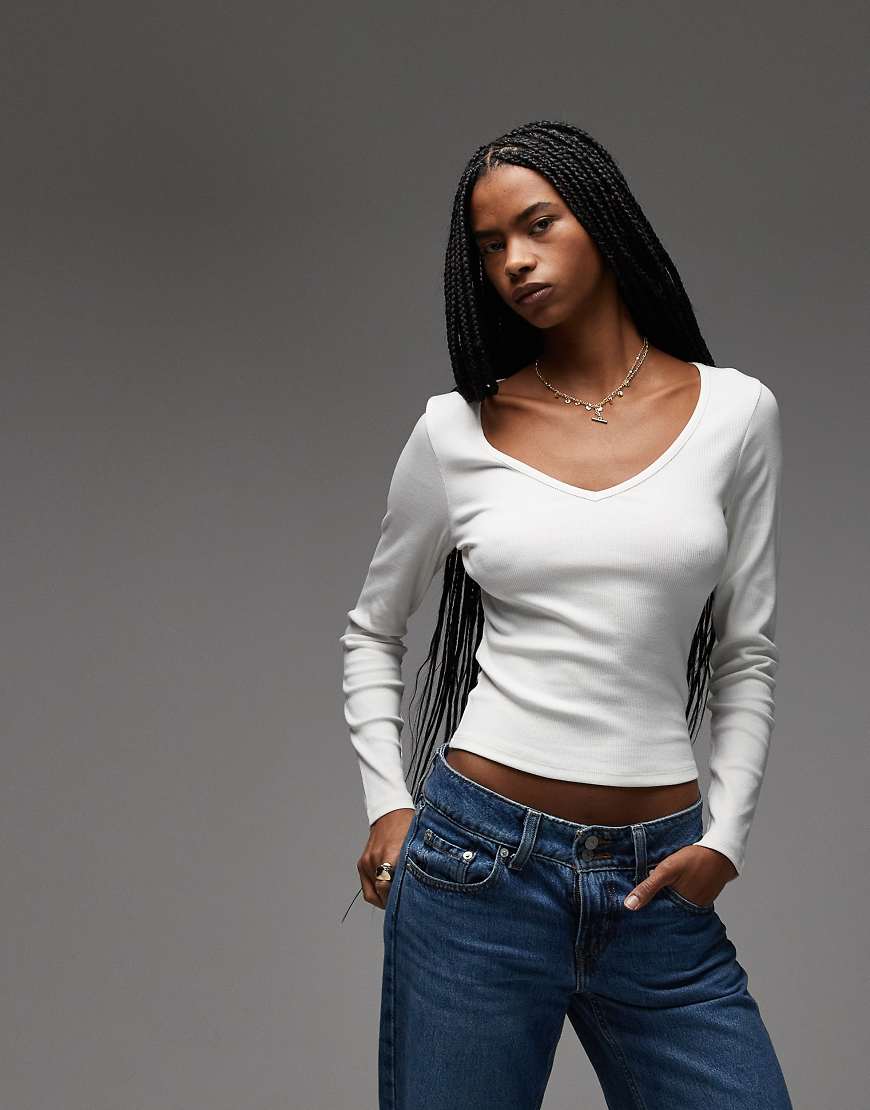 ASOS DESIGN - Geripptes, langärmliges Oberteil in Cremeweiß mit V-Ausschnitt-Bunt von ASOS DESIGN